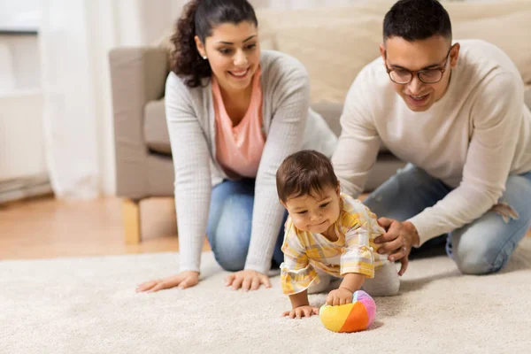 Feliz familia y bebé hija jugando en casa — Foto de Stock