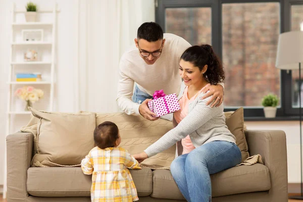 Happy family with birthday present at home — Stock Photo, Image