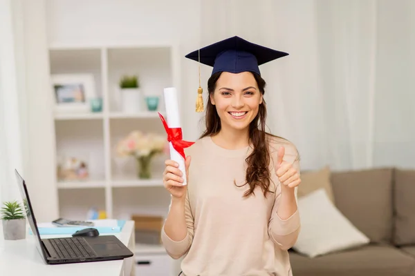 Estudante com diploma em casa mostrando polegares para cima — Fotografia de Stock