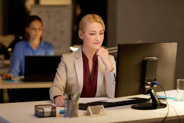 Mujer de negocios en la computadora trabajando en la oficina nocturna — Foto de Stock