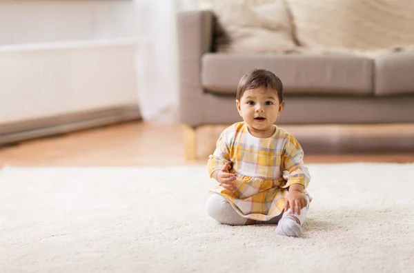 Ev katta oturan mutlu gülümseyen kız bebek — Stok fotoğraf