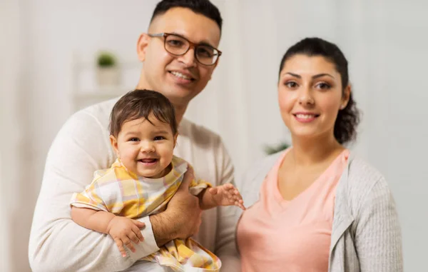 Familia feliz con la hija en casa —  Fotos de Stock