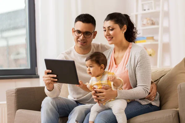 Madre, padre e bambino con tablet pc a casa — Foto Stock
