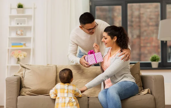 Família feliz com presente de aniversário em casa — Fotografia de Stock