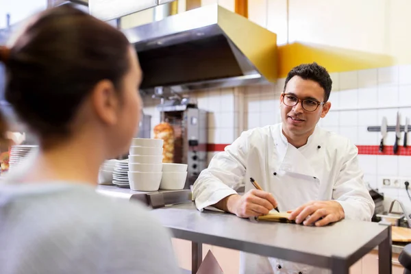 Koch im Fast-Food-Restaurant schreibt Bestellung — Stockfoto