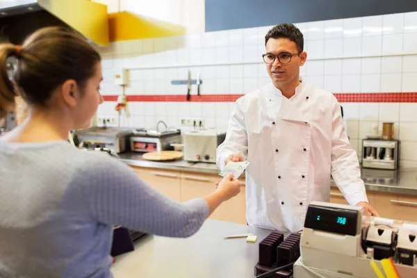 Vendedor y cliente que paga en restaurante de comida rápida —  Fotos de Stock