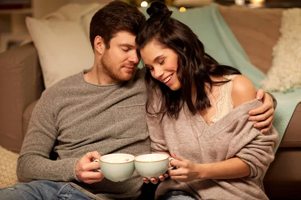 Feliz pareja bebiendo cacao en casa —  Fotos de Stock