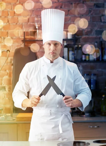 Cocinero macho feliz en cocina con cuchillo — Foto de Stock