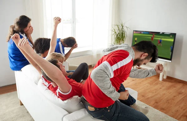 Tifosi di calcio che guardano partite di calcio in tv a casa — Foto Stock