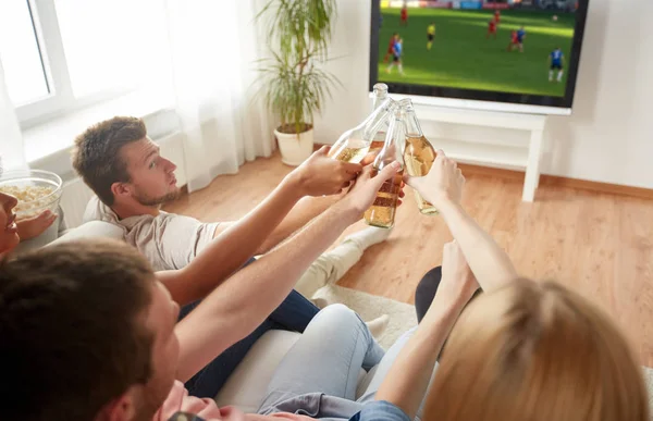 Amigos clinking cerveja e assistir jogo de futebol — Fotografia de Stock