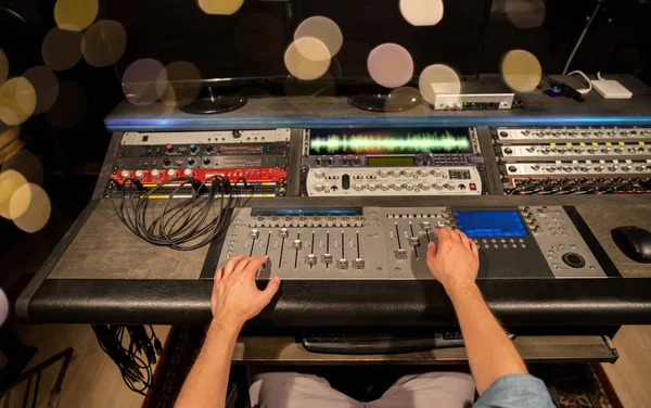 Людина використовує мікшерну консоль в музичній студії звукозапису — стокове фото