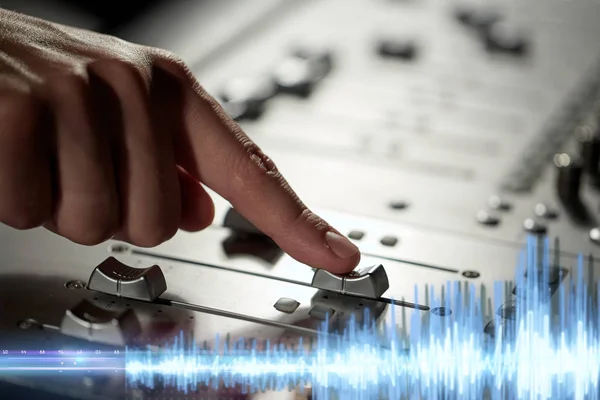 Mano usando la consola de mezcla para la grabación de música — Foto de Stock