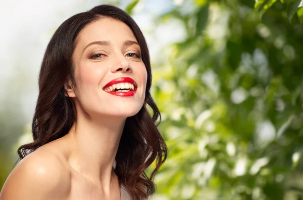 Bella giovane donna sorridente con rossetto rosso — Foto Stock