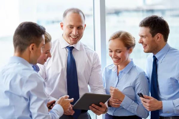 Business-team med tablet pc-dator på kontoret — Stockfoto