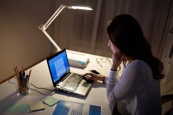 Деловая женщина с ноутбуком в ночном офисе — стоковое фото