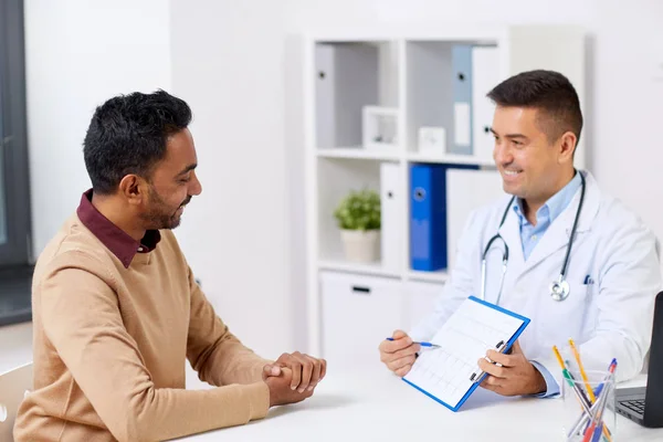 Felice incontro medico e paziente maschile in ospedale — Foto Stock