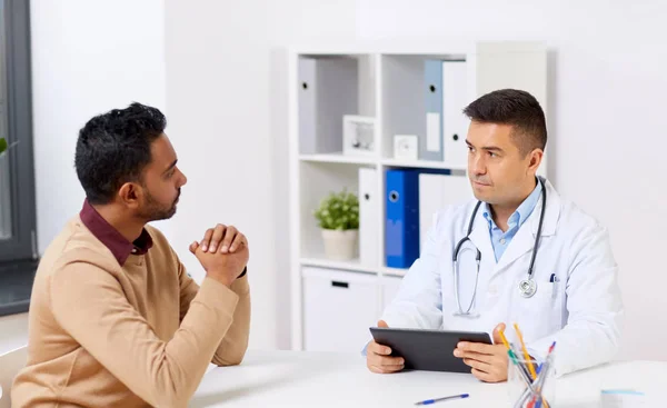 Orvos-val tabletta pc és férfi beteg, kórházban — Stock Fotó