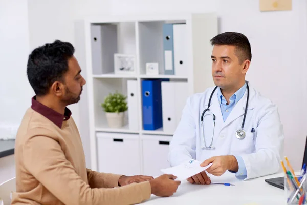 Médico e homem reunião paciente na clínica — Fotografia de Stock