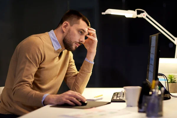 Hombre con computadora trabajando hasta tarde en la oficina nocturna — Foto de Stock