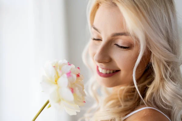 Primo piano di bella giovane donna odore di fiore — Foto Stock