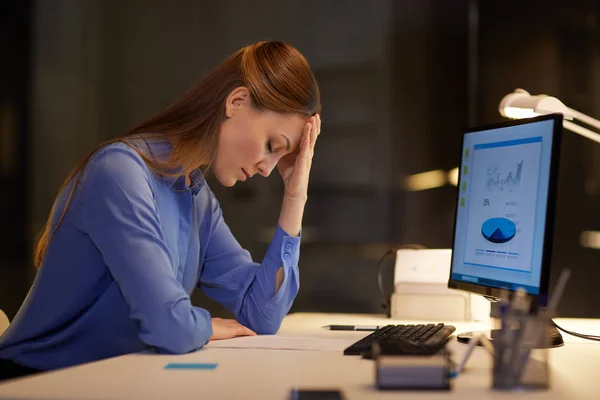 Affärskvinna med dator på natt kontor — Stockfoto