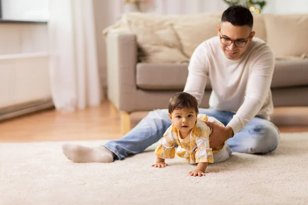 Feliz padre con la pequeña hija en casa —  Fotos de Stock