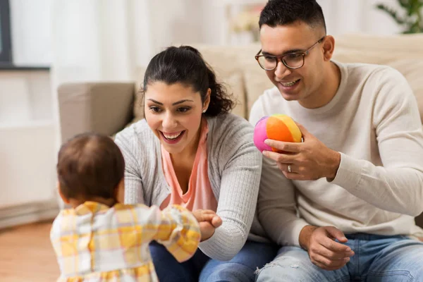 Feliz familia y bebé hija jugando en casa —  Fotos de Stock