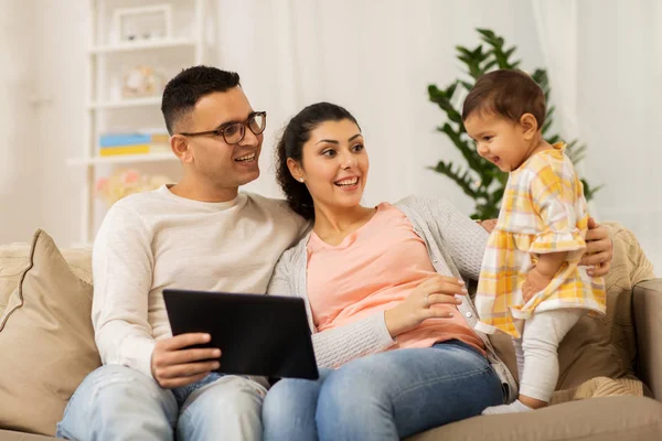 Ibu, ayah dan bayi dengan tablet pc di rumah — Stok Foto