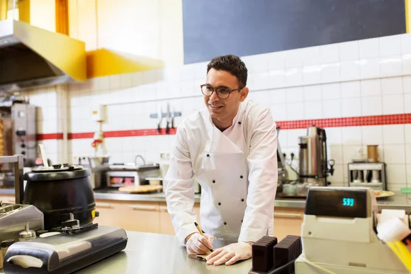 Chef feliz en la tienda de kebab o restaurante de comida rápida — Foto de Stock