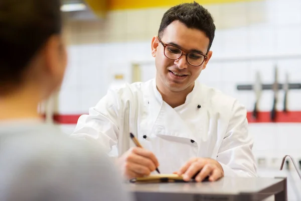 Chef-kok in fast-food restaurant schrijven van volgorde — Stockfoto