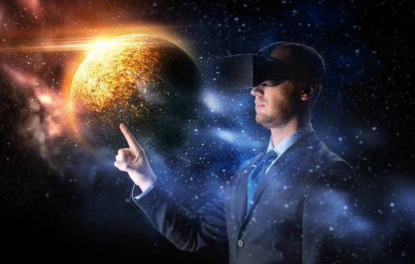 Hombre de negocios en realidad virtual auriculares sobre el espacio —  Fotos de Stock