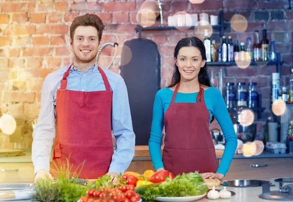 Lyckliga par i kök på matlagningskurs — Stockfoto
