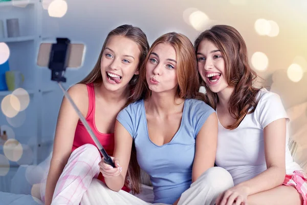 Ragazze adolescenti con smartphone scattare selfie a casa — Foto Stock