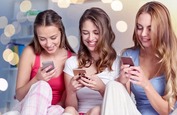 Amigos o chicas adolescentes con smartphone en casa —  Fotos de Stock