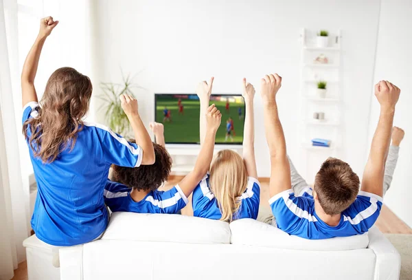 Fãs de futebol assistindo jogo de futebol na TV em casa — Fotografia de Stock