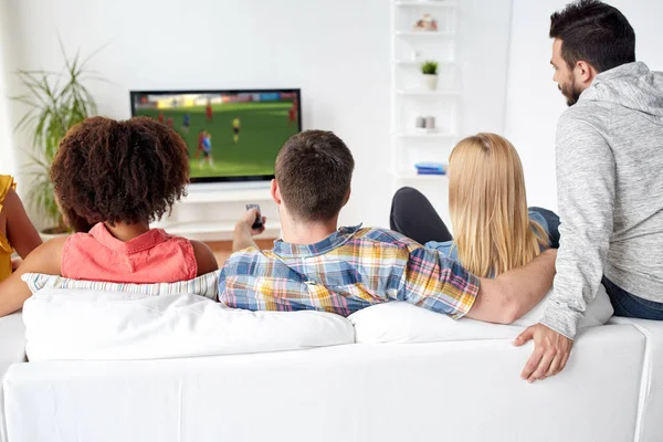 Amigos assistindo jogo de futebol na tv em casa — Fotografia de Stock