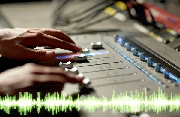 Ręce na mieszanie konsoli w studio nagrań muzyki — Zdjęcie stockowe
