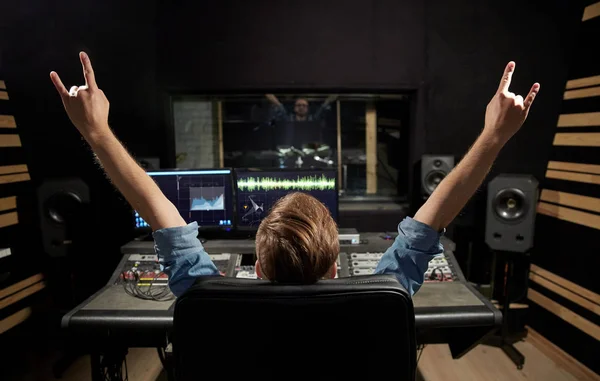 Uomo a mixare console in studio di registrazione musicale — Foto Stock