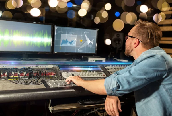 Man op het mengpaneel in muziek opnamestudio — Stockfoto