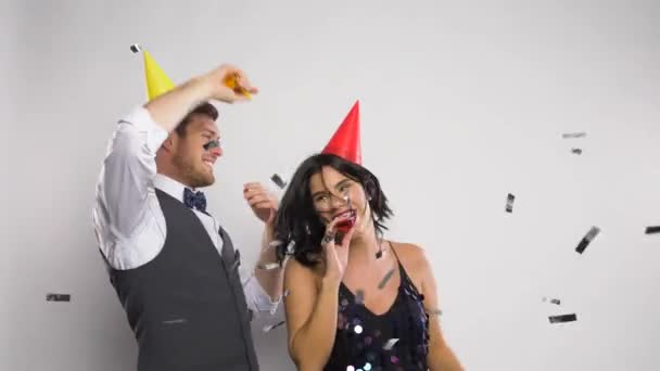 Casal feliz com sopradores de festa se divertindo — Vídeo de Stock