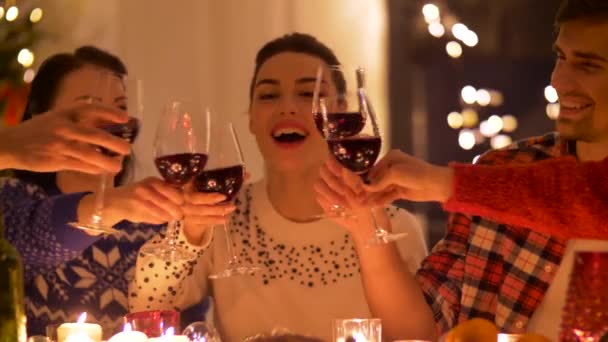 Happy vrienden drinken van rode wijn met Kerstmis — Stockvideo
