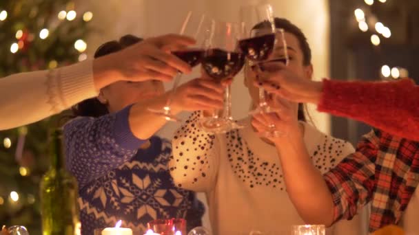 Amigos felizes bebendo vinho tinto no Natal — Vídeo de Stock