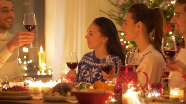 Amigos felizes celebrando o Natal em casa — Vídeo de Stock