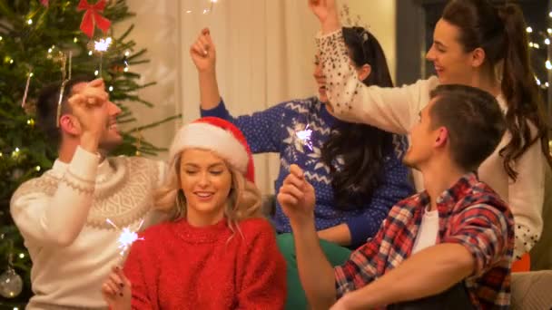 Amigos felices celebrando la Navidad en la fiesta en casa — Vídeo de stock