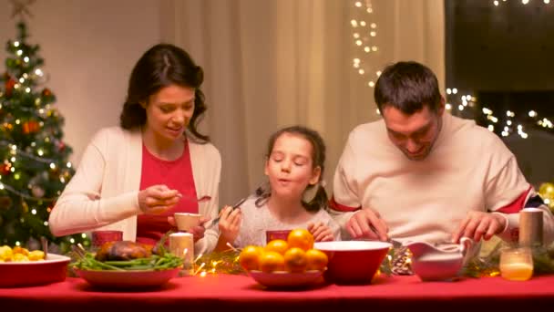 Gelukkig gezin hebben kerstdiner thuis — Stockvideo