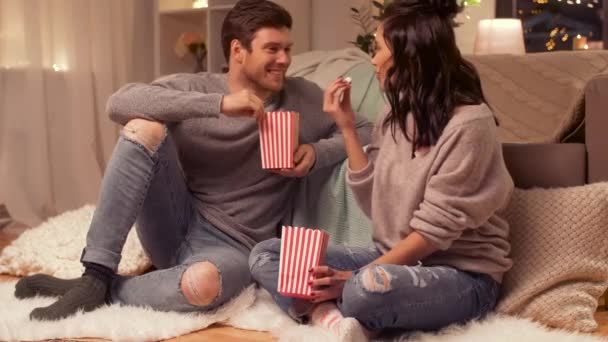 Feliz pareja comiendo pop corn en casa — Vídeos de Stock