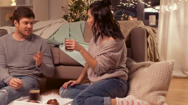 Feliz pareja bebiendo café y comiendo en casa — Vídeo de stock