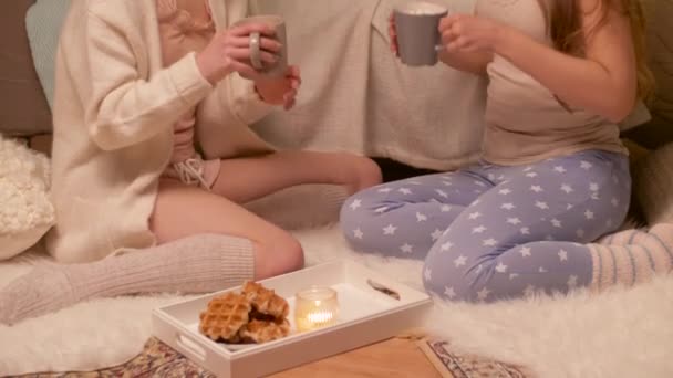 Счастливые подруги на домашней пижамной вечеринке — стоковое видео