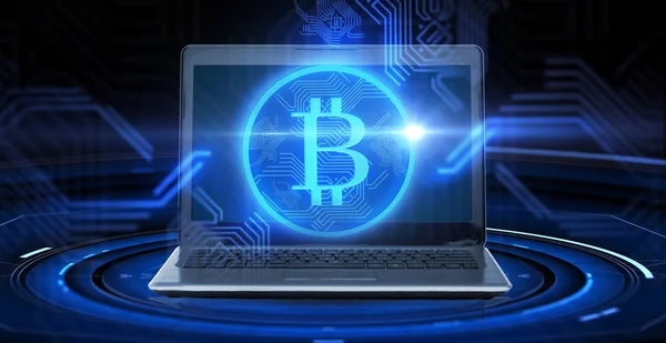 Bitcoin 홀로그램으로 노트북 컴퓨터 — 스톡 사진