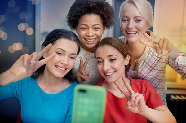 Mujeres jóvenes felices tomando selfie con teléfono inteligente —  Fotos de Stock